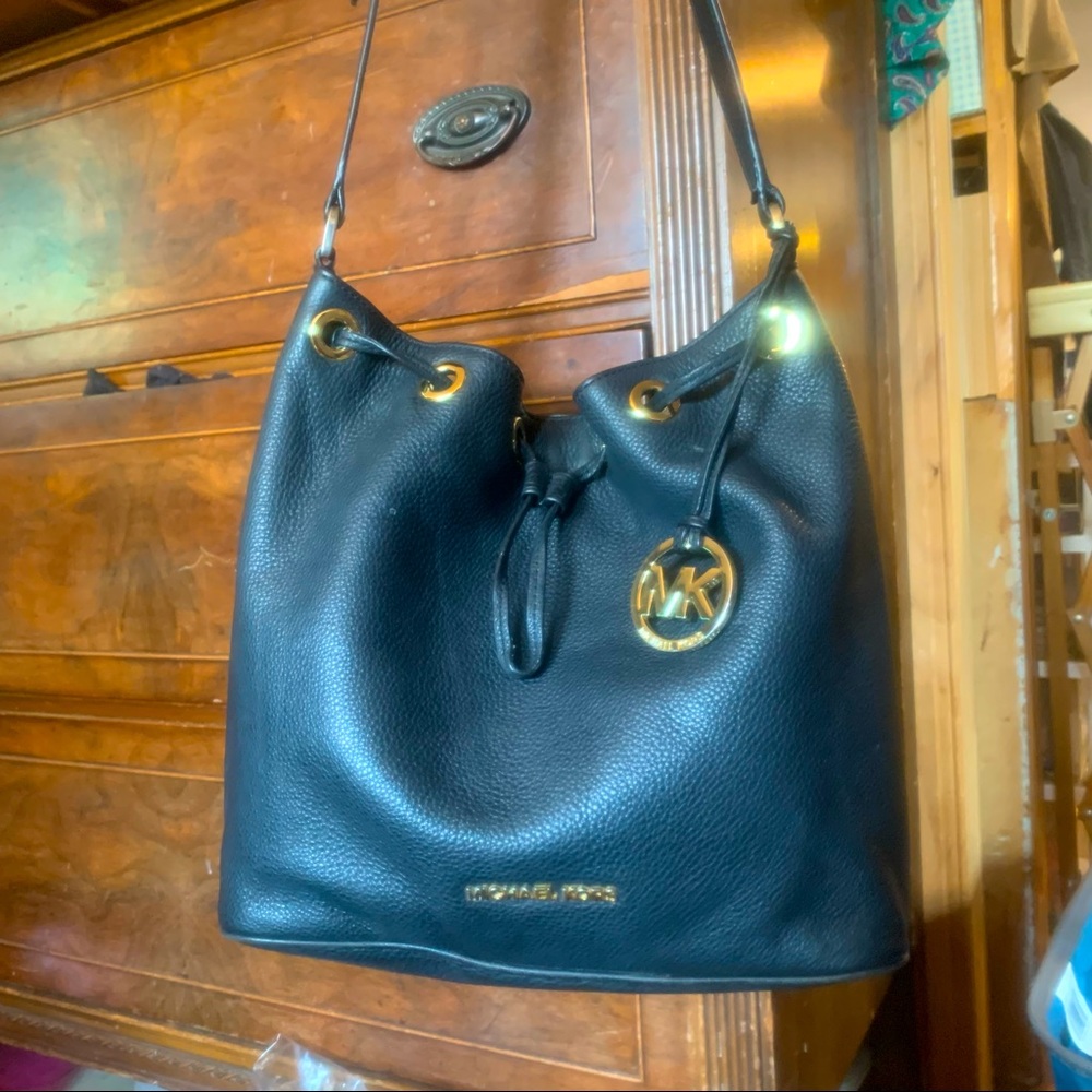 MICHAEL KORS‼️Jules Drawstring Bucket Bag